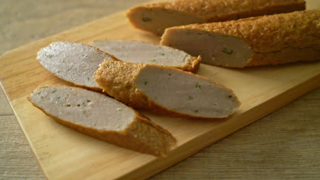 pastel de pescado chino frito o línea de bolas de pescado en tablero de madera