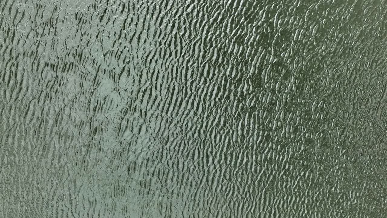 superficie ondulada del agua en condiciones de viento