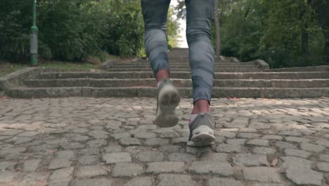 persona subiendo escaleras en un parque