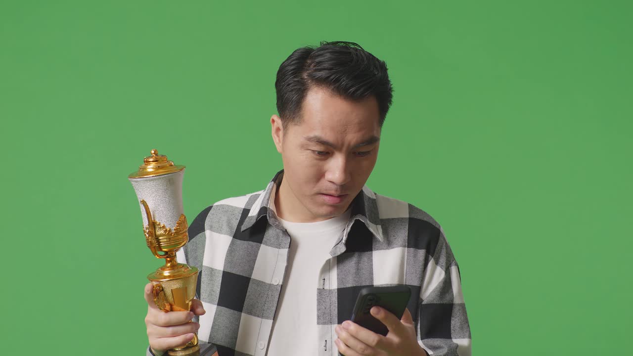 트로피 를 가지고 승리를 축하 하는 행복 한 사람