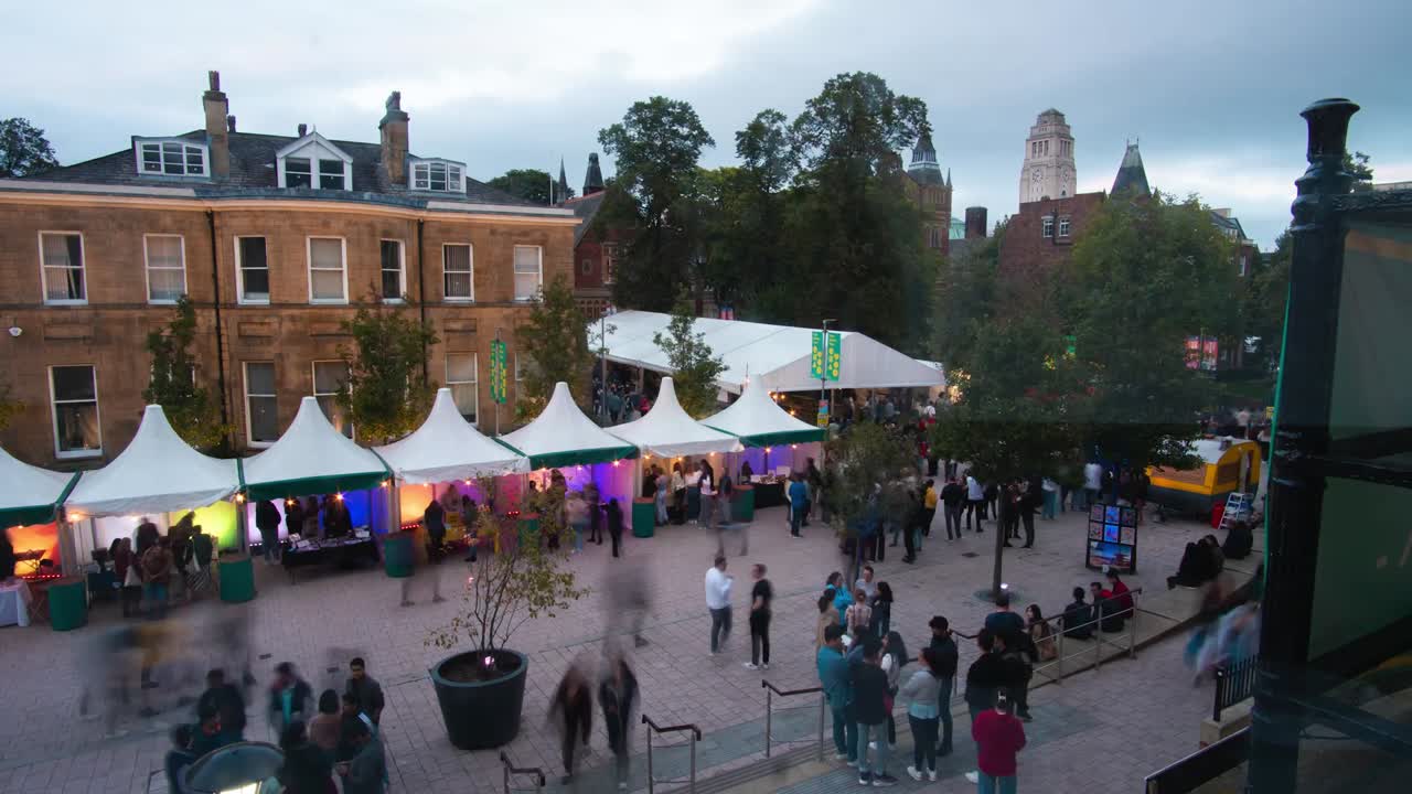 포장마차를 돌아다니는 사람들로 북적이는 현지 야시장의 저속 촬영