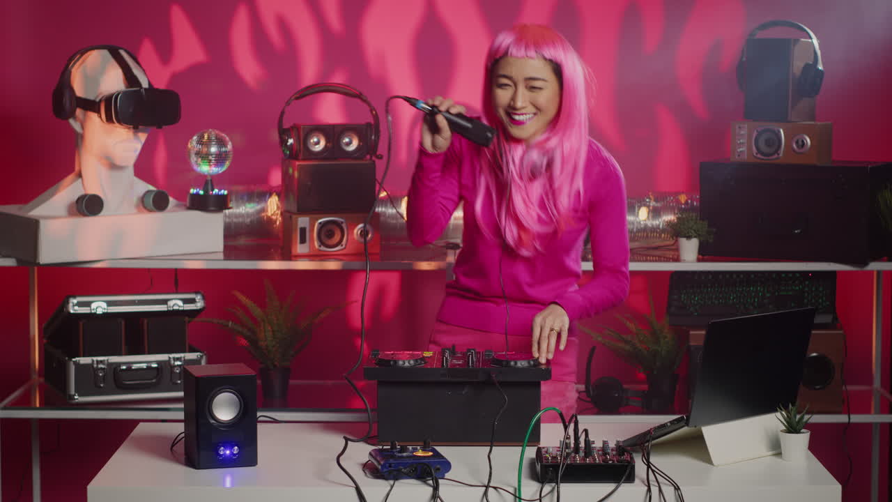 DJ asiatica mixa musica con una parrucca rosa in uno studio con illuminazione al neon