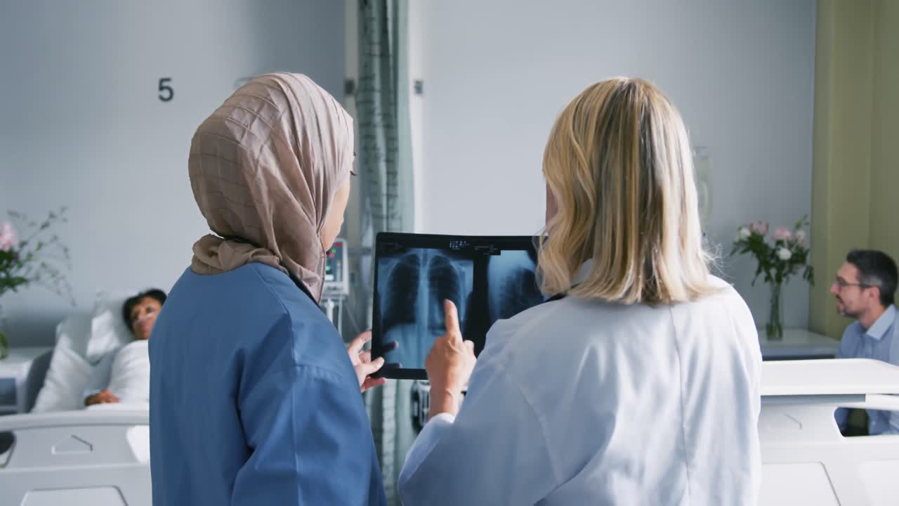 médicos jóvenes consultando juntos 4k