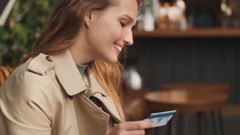 Estudiante-Caucásica-Comprando-En-Línea-En-Una-Computadora-Portátil-Al-Aire-Libre.