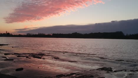 encantador celaje río schelde durante la puesta de sol