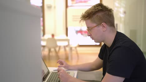 Hombre-Con-Anteojos-Trabajando-En-Una-Computadora-Portátil-En-La-Oficina