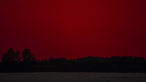 el sol ardiente que se pone sobre paphos, chipre - zoom en el lapso de tiempo