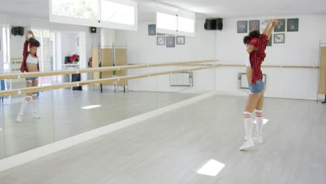 estudiante de baile se presenta en un estudio brillante