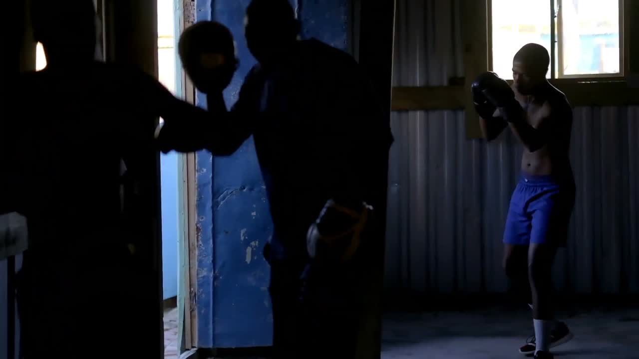 남자 권투 선수 들 이 권투 가방 을 들고 권투 를 연습 하고 있다 4k