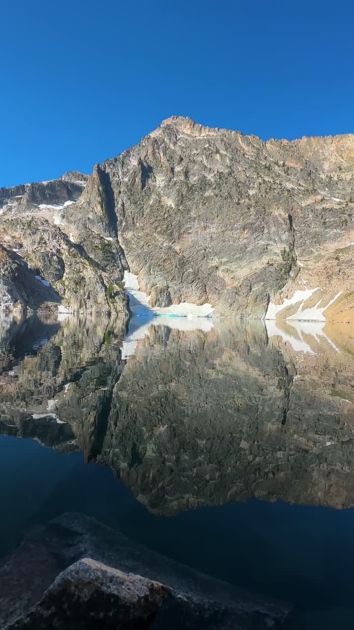 Riflesso pittoresco di lago di montagna