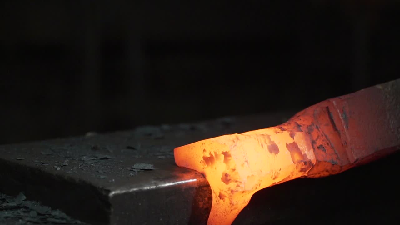 Fucinatura del metallo da parte di un fabbro in slow motion a 120fps.