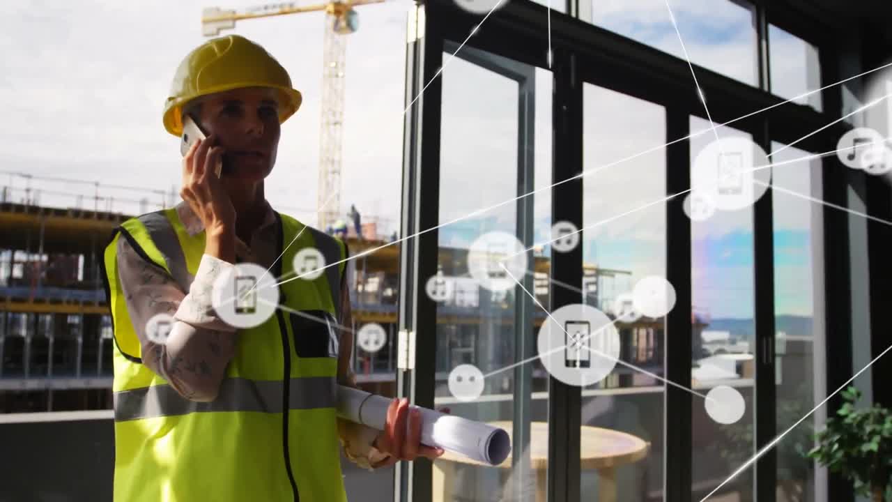 animación de una red de conexiones con iconos sobre una arquitecta usando un teléfono inteligente