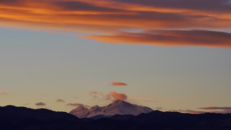 lapso de tiempo de nubes flotantes sobre el pico de la montaña