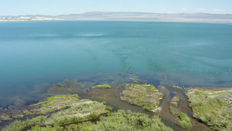 increíblemente imágenes aéreas de drones del lago mono en yosemite con las montañas circundantes