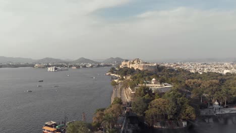 imágenes aéreas de drones de 4k de la exótica ciudad de udaipur, india y el lago pichola