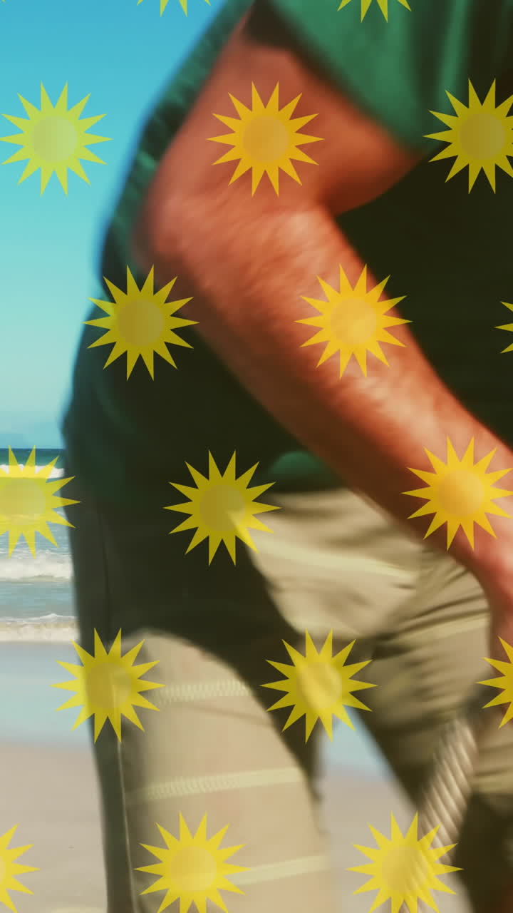 animación de iconos del sol sobre una feliz familia caucásica jugando en la playa