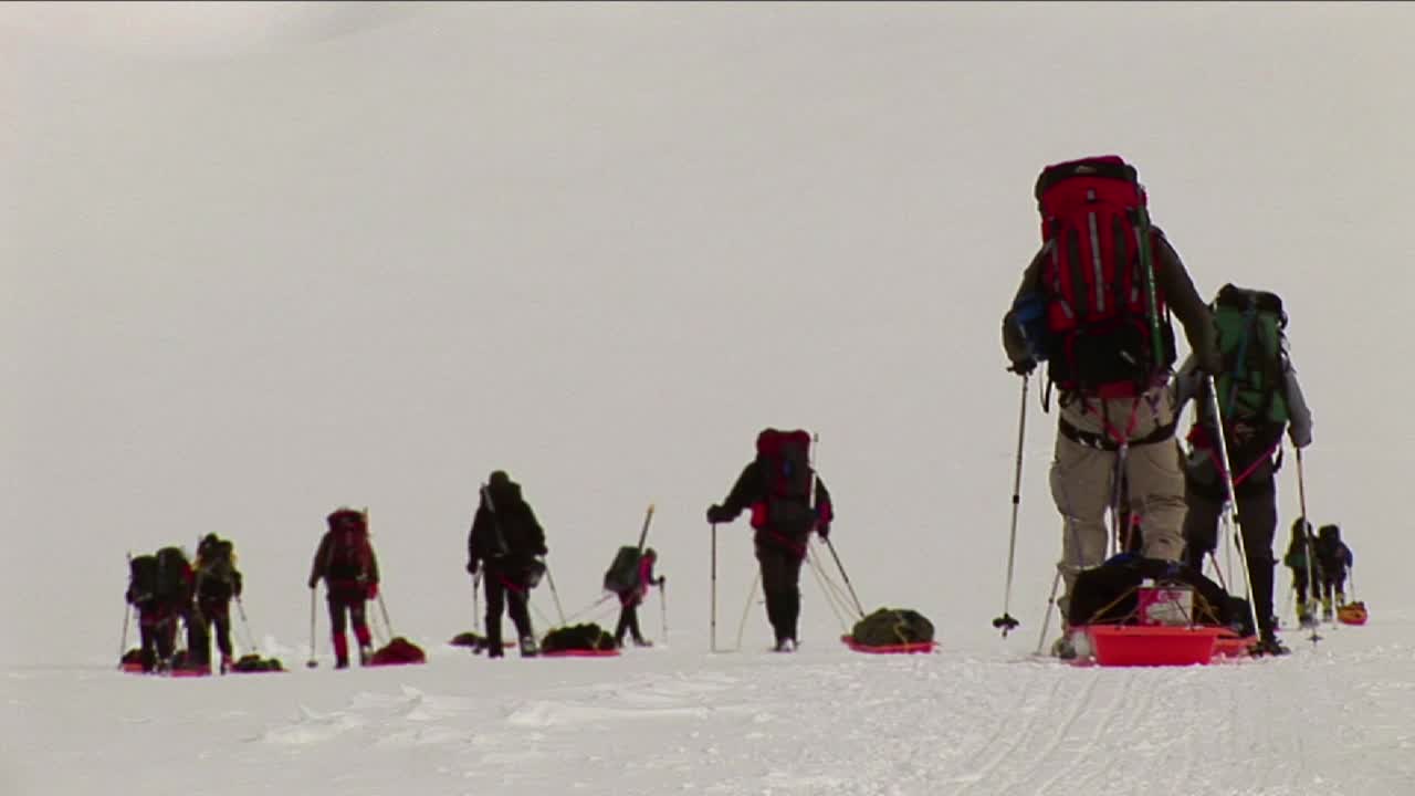 스노우 슈와 썰매를 가진 등반가