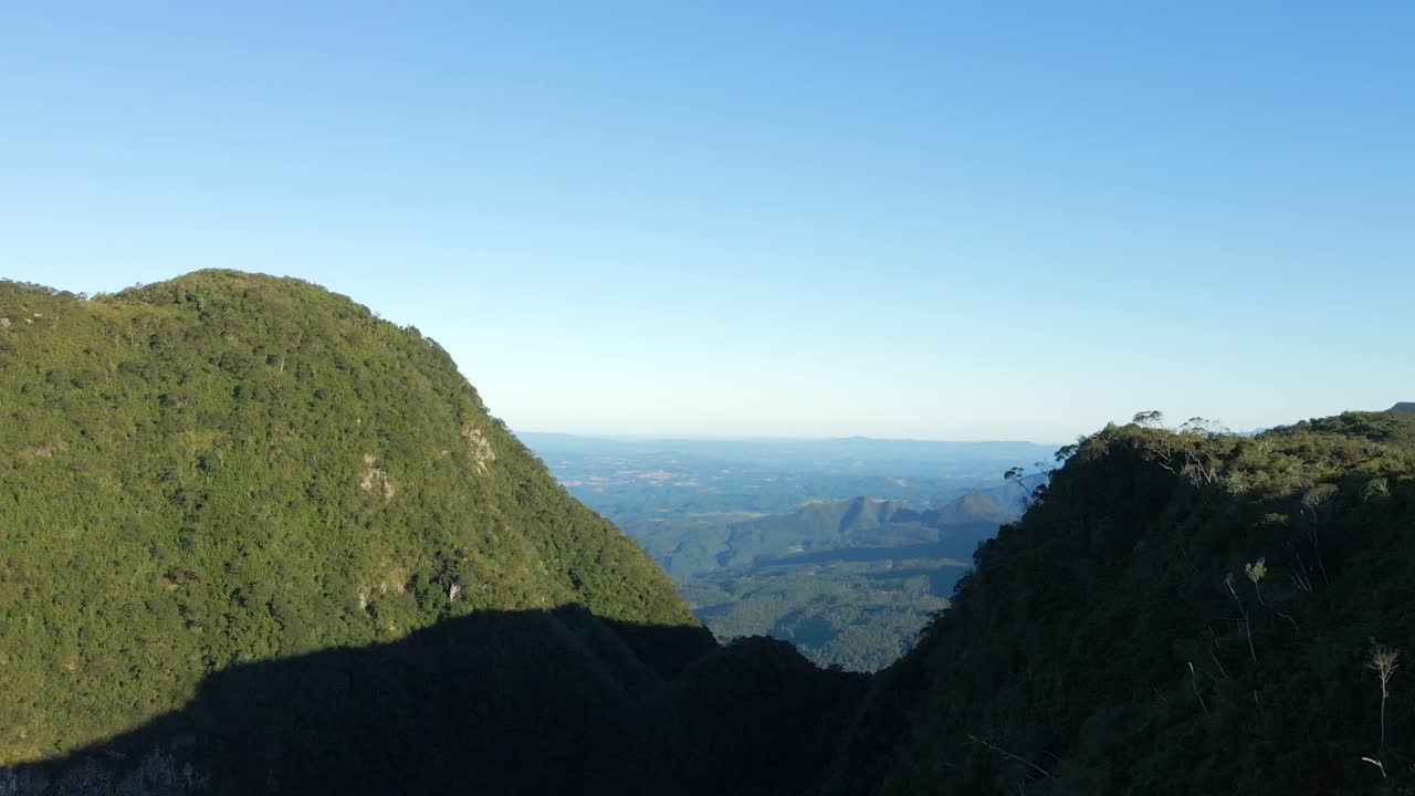 vuelo aéreo cerca de las montañas verdes de serra do corvo en un día soleado, brasil