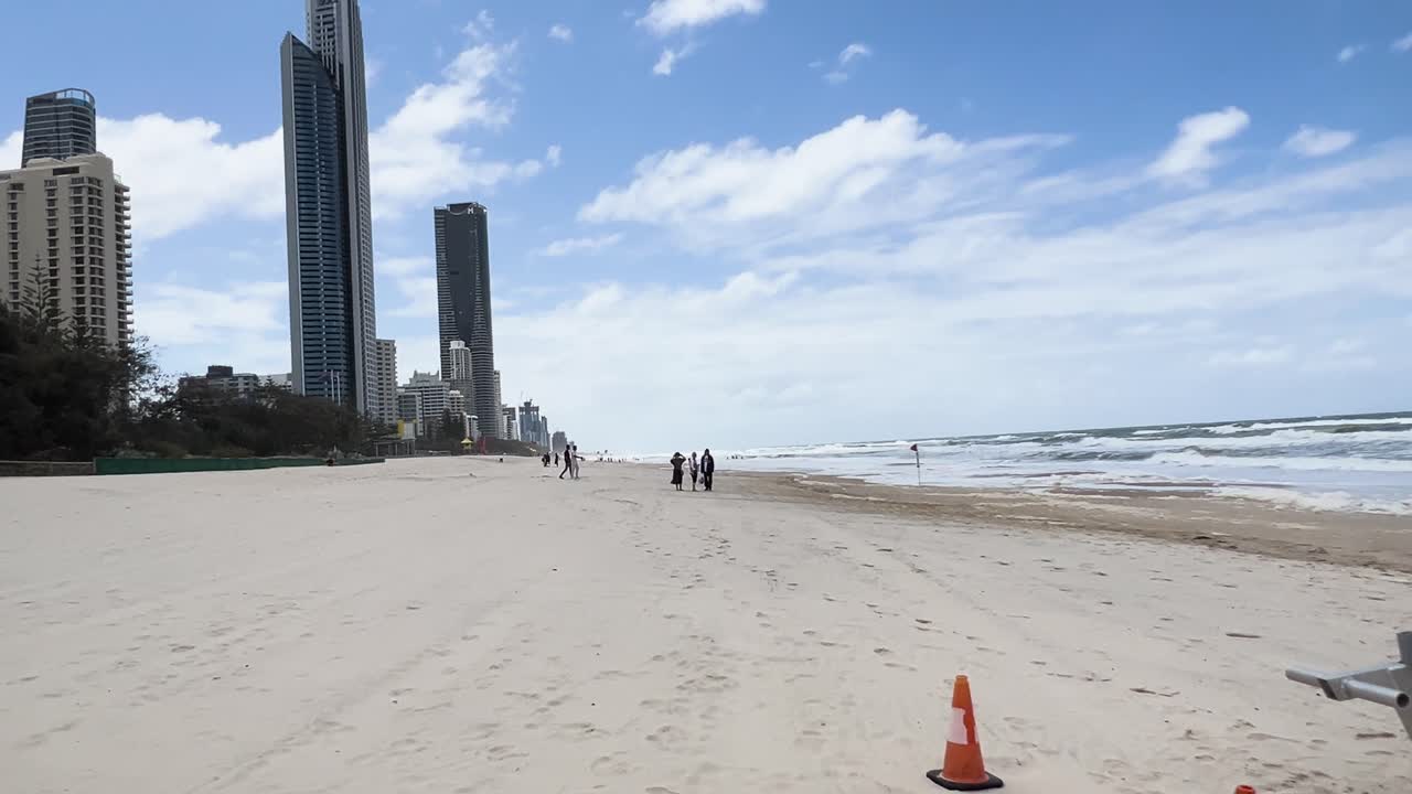 파도 와 함께 모래 해변 에 주차 된 제트 스키