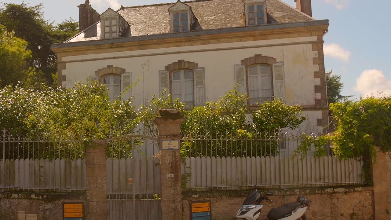 Bungalow di campagna con pareti rustiche in pietra ed eleganti finestre in vetro, Francia.