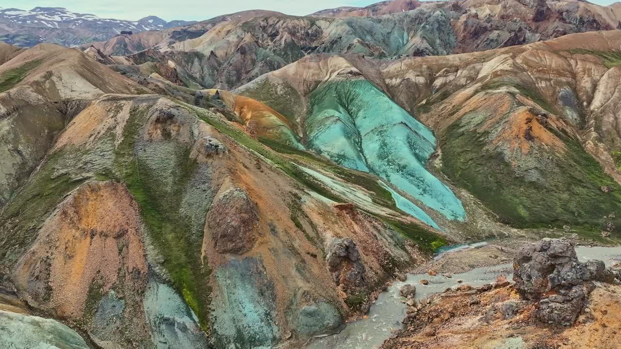 아이슬란드의 랜드만날라우가르 (landmannalaugar) 에 있는 그린리구르 (greenryggur) 와 빙하 강 (glacial river) 을 왼쪽에서 볼 수 있는 드론의 전망