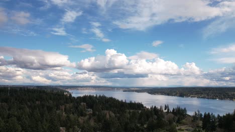 capas de nubes se cruzan sobre las aguas prístinas de puget sound, tacoma, washington, hiperlapso aéreo