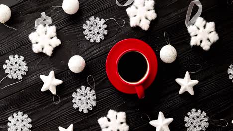 decoraciones navideñas alrededor de bebidas calientes