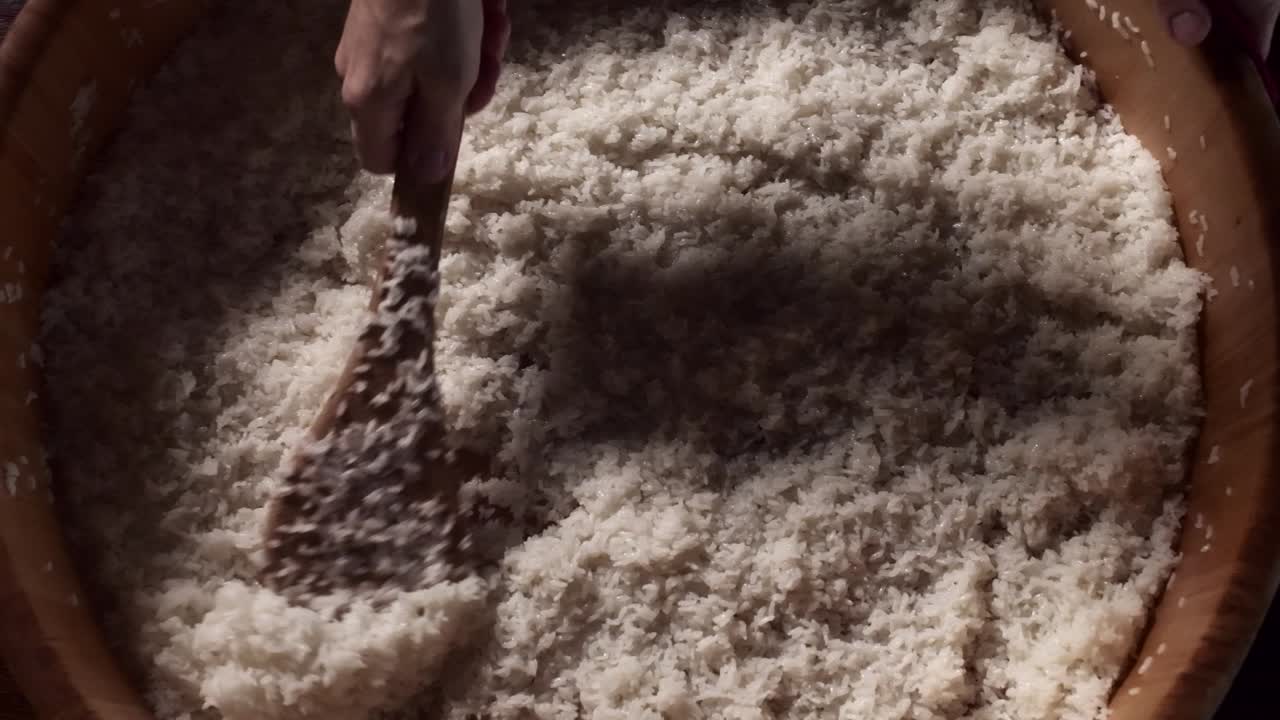 셰프는 전통적인 방식으로 을 증기합니다.