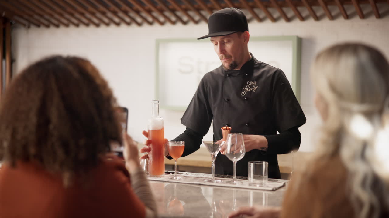 clase de cócteles en un bar elegante