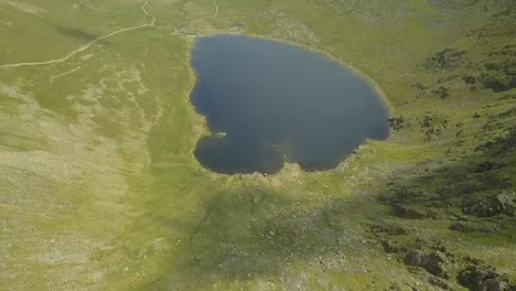 Imágenes-Aéreas-De-Drones-De-Montañas-Y-Un-Lago-En-El-Distrito-De-Los-Lagos,-Reino-Unido