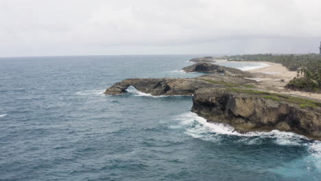 vista panorámica sobre el paisaje marino de la costa atlántica rocosa cerca de la cueva del indio en el norte de puerto rico - toma aérea de drones