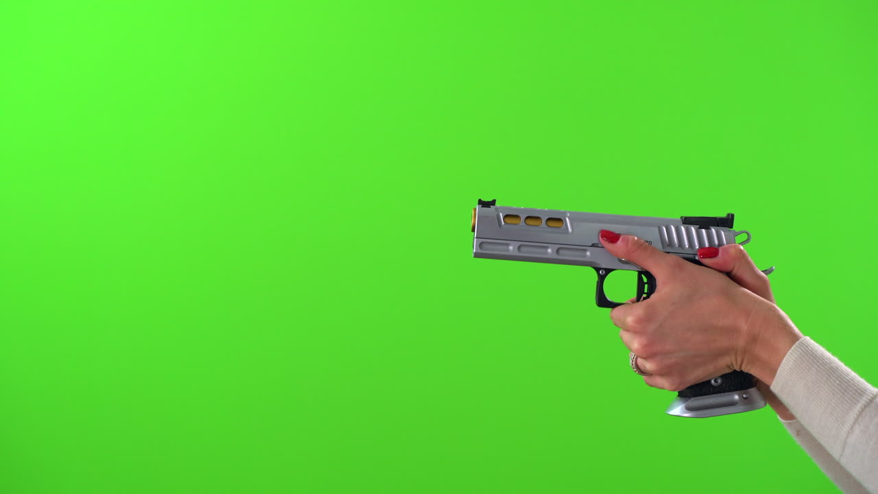 큰 은색 권총을 겨누고 녹색 화면에서 발포하는 여성