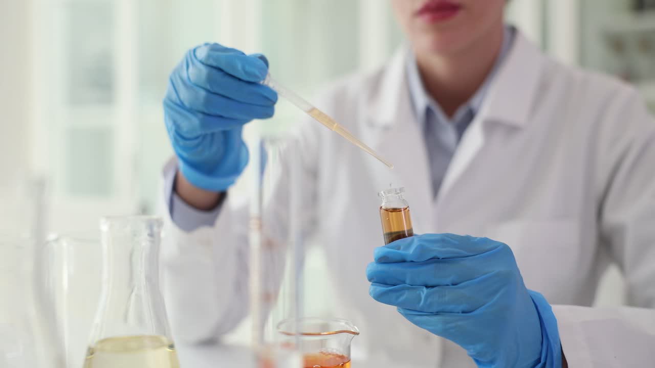 Scienziato che conduce un esperimento in laboratorio