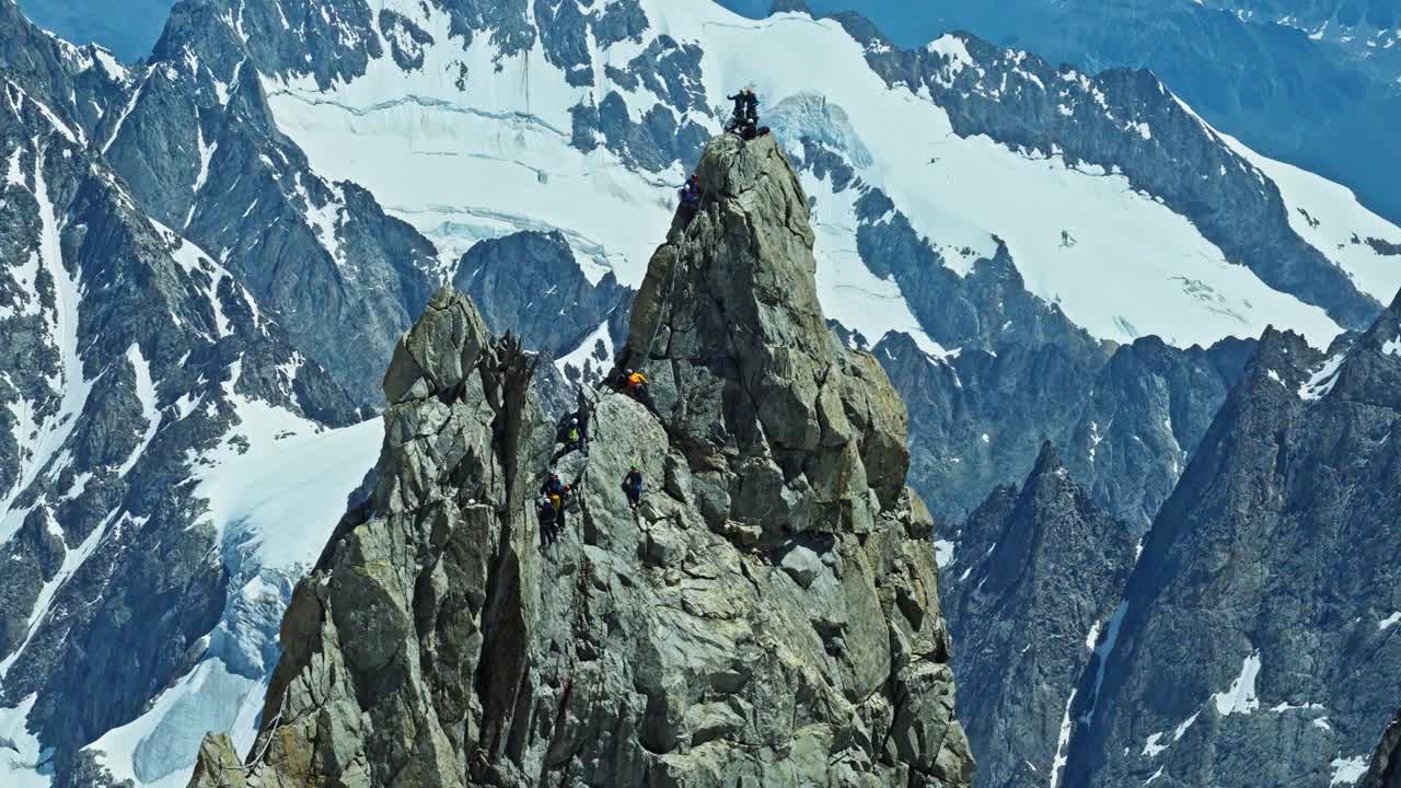 Vista Aérea. Resistência Extrema, Desafios Esportivos, Cume de Montanha Acidentado, Chamonix, França