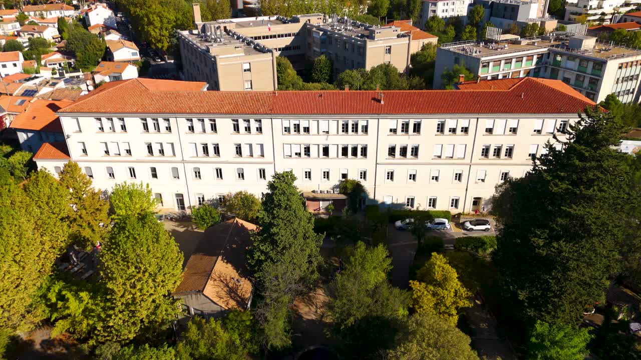 fotografía aérea del campus universitario de montpellier rodeado por la ciudad