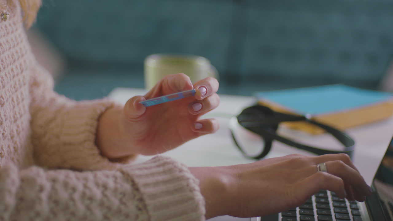 mujer escribiendo el número de tarjeta de crédito