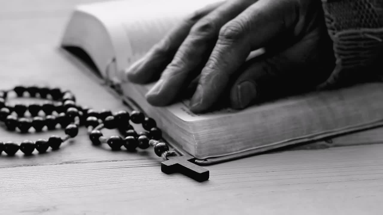 성경으로 하나님께 기도하는 것, 사람들과 함께 충실하게 배하는 것, 스 영상, 스 비디오