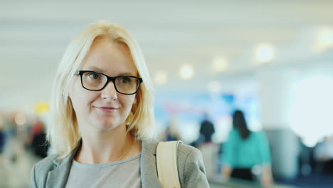 Mujer-Usa-Tableta-En-Travelator