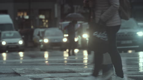 La-Gente-Camina-Bajo-La-Lluvia