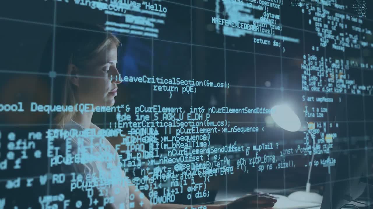 mujer usando una computadora y un hombre con una tableta en la oficina