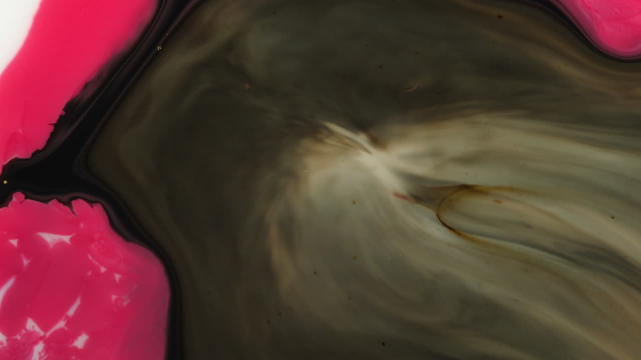 expansión abstracta de tinta verde y negra en un fluido rojo