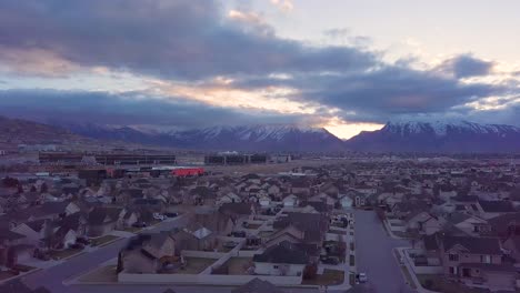 Vista-Aérea-De-Lehi,-Utah,-Mirando-Hacia-El-Este-Hacia-Las-&quot;pendientes-De-Silicio&quot;-En-El-Centro-De-Utah-Al-Amanecer