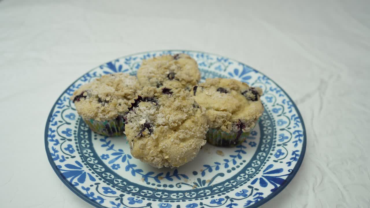 muffins de arándanos hechos en casa en un plato