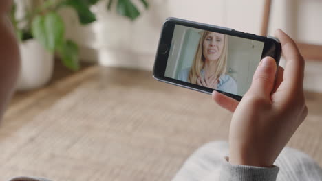 mujer joven teniendo video chat usando teléfono inteligente en casa hablando con un amigo disfrutando de la conversación compartiendo estilo de vida en el teléfono móvil