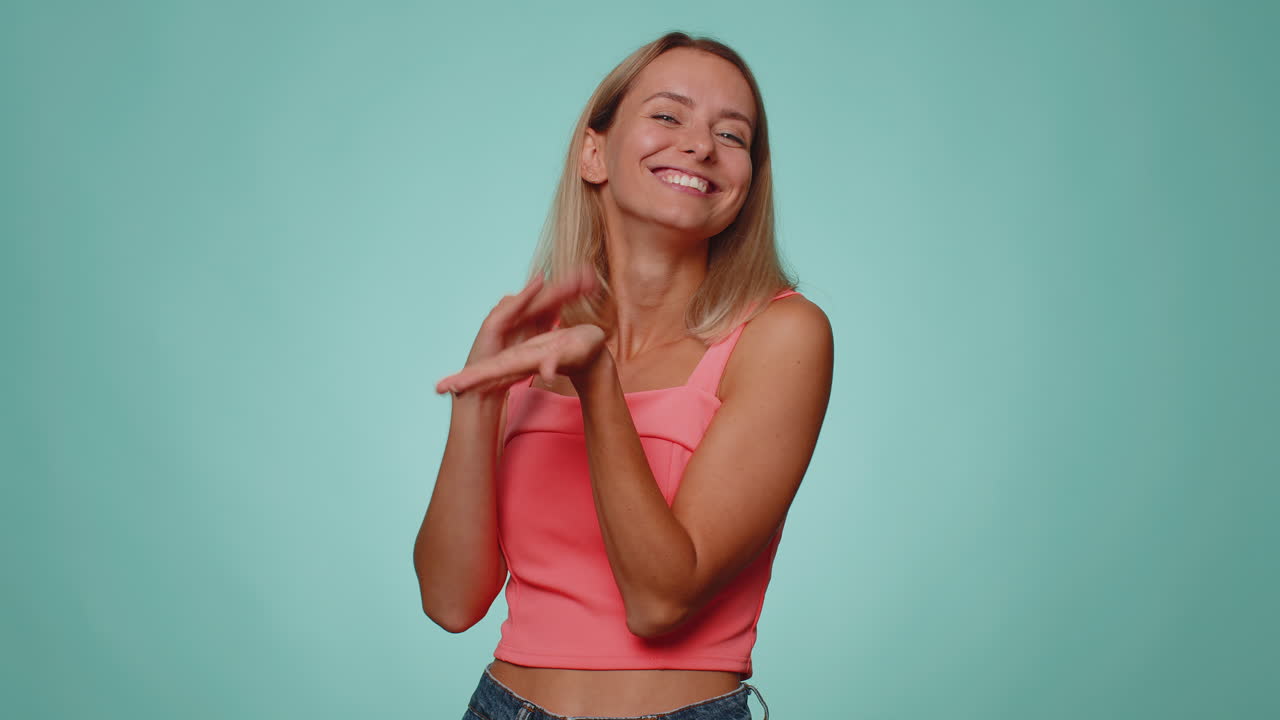 Donna ricca che mostra sprecare o lanciare soldi in giro gesto di mano più suggerimenti sognando un grande profitto