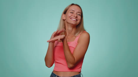 mujer rica que muestra desperdiciar o tirar dinero con el gesto de la mano. más consejos para soñar con grandes ganancias.