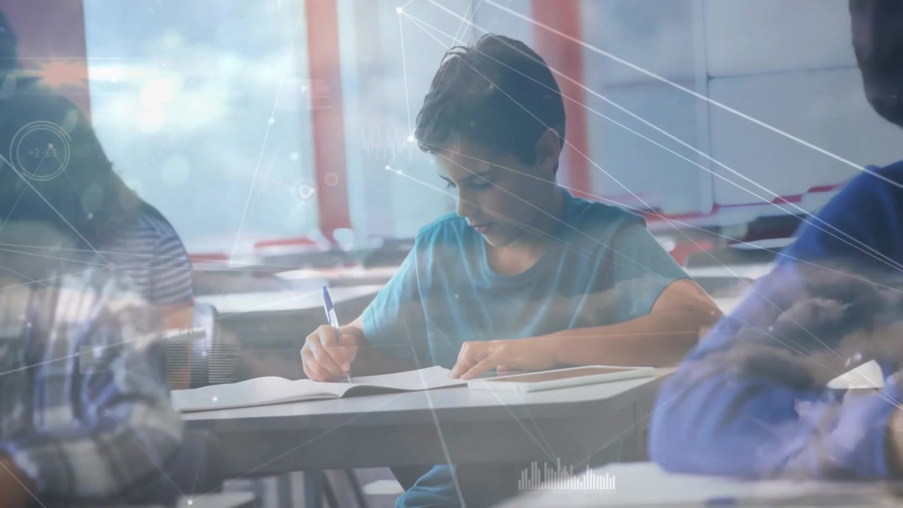 Anak laki-laki berbaju teal sedang menulis dengan overlay yang muncul menyoroti data kelas di dekat catatan dan ponsel pintar