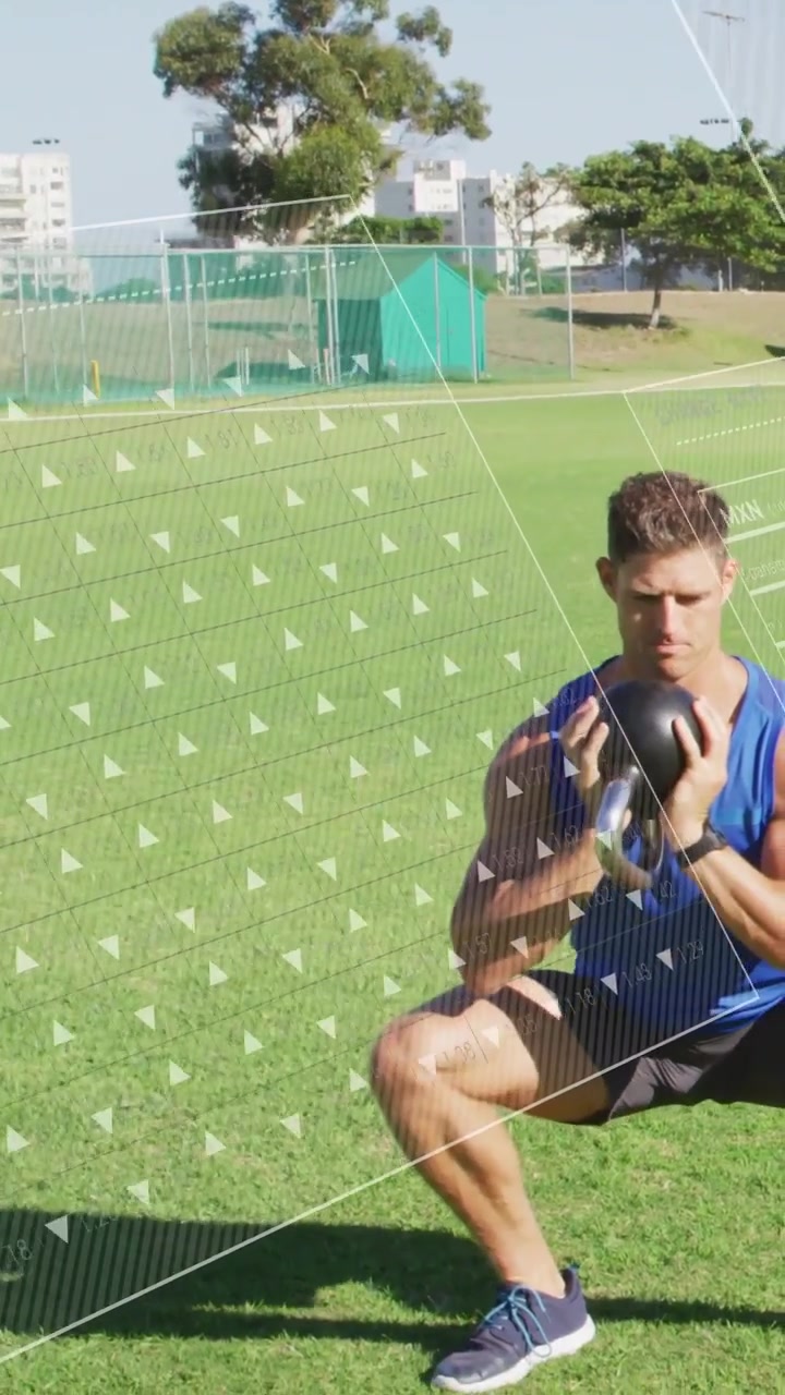 Video verticale: Uomo che tiene un kettlebell, si abbassa e si alza per il fitness con una sovrapposizione che mostra EUR GBP.