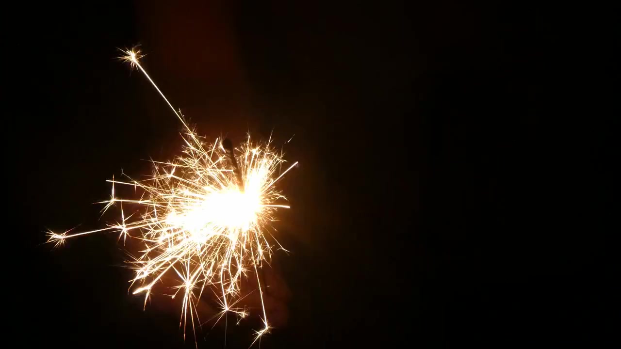 Un destello brillando en la noche en una celebración
