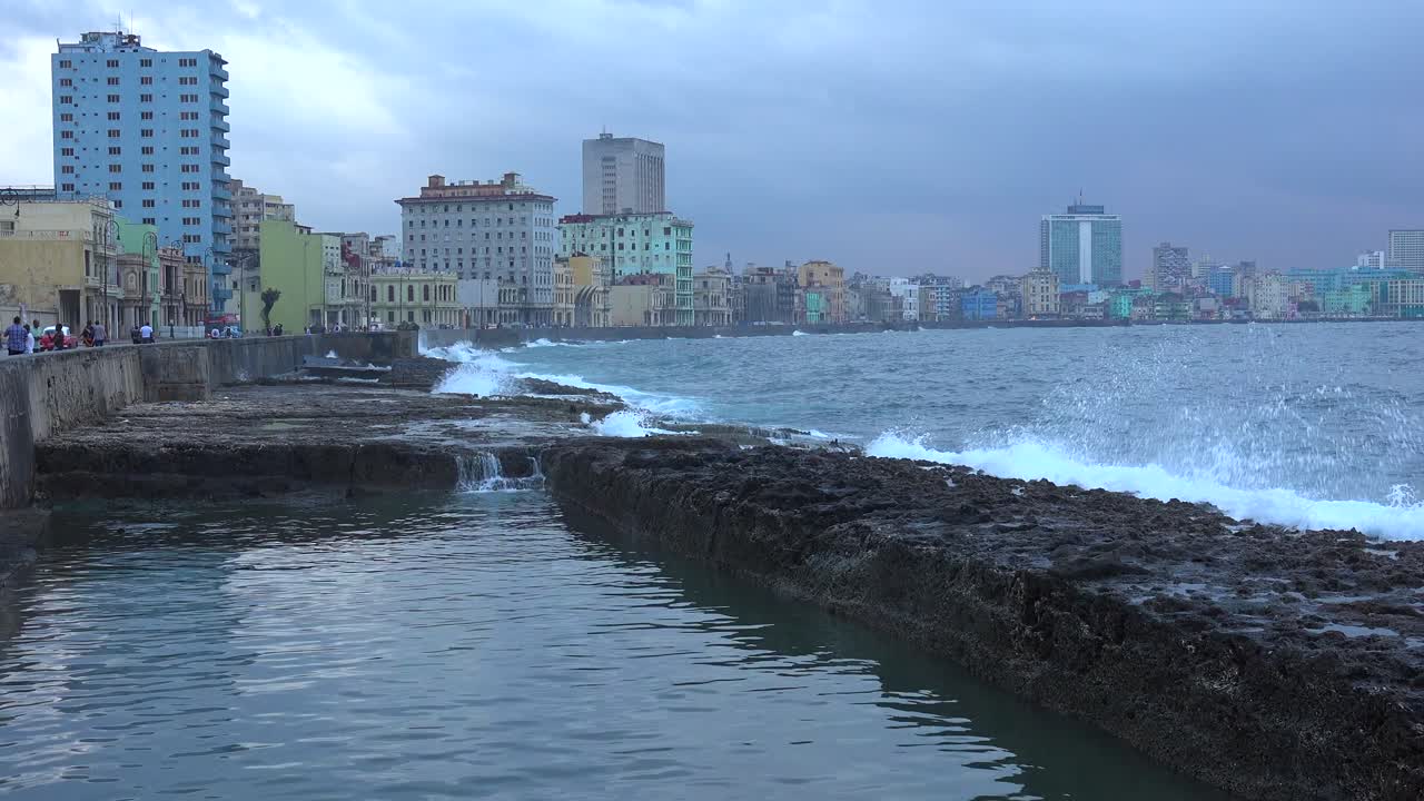 겨울 폭풍 동안 쿠바 하바나의 말레콘에서 파도가 부서진다